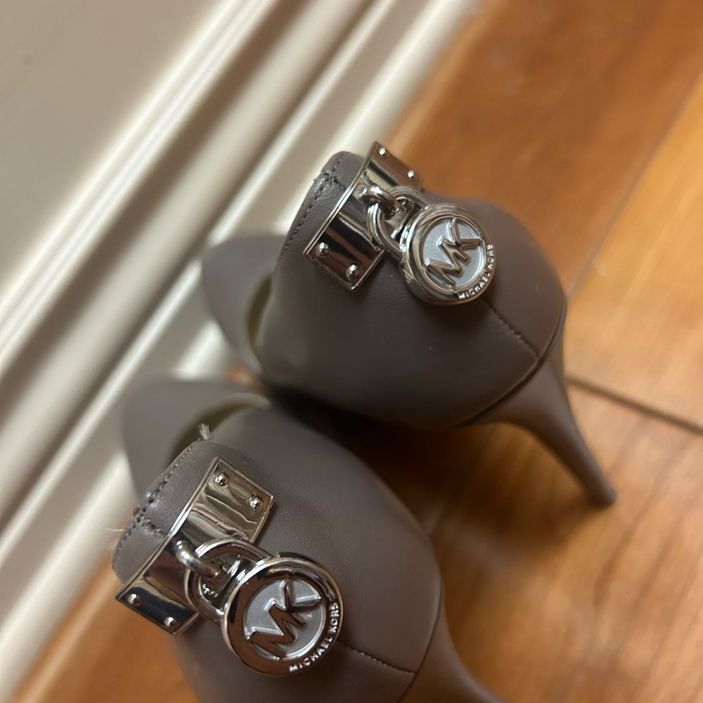 Authentic MK pumps only worn once